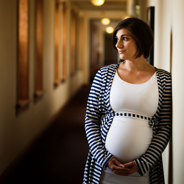 casual maternity photo outfits